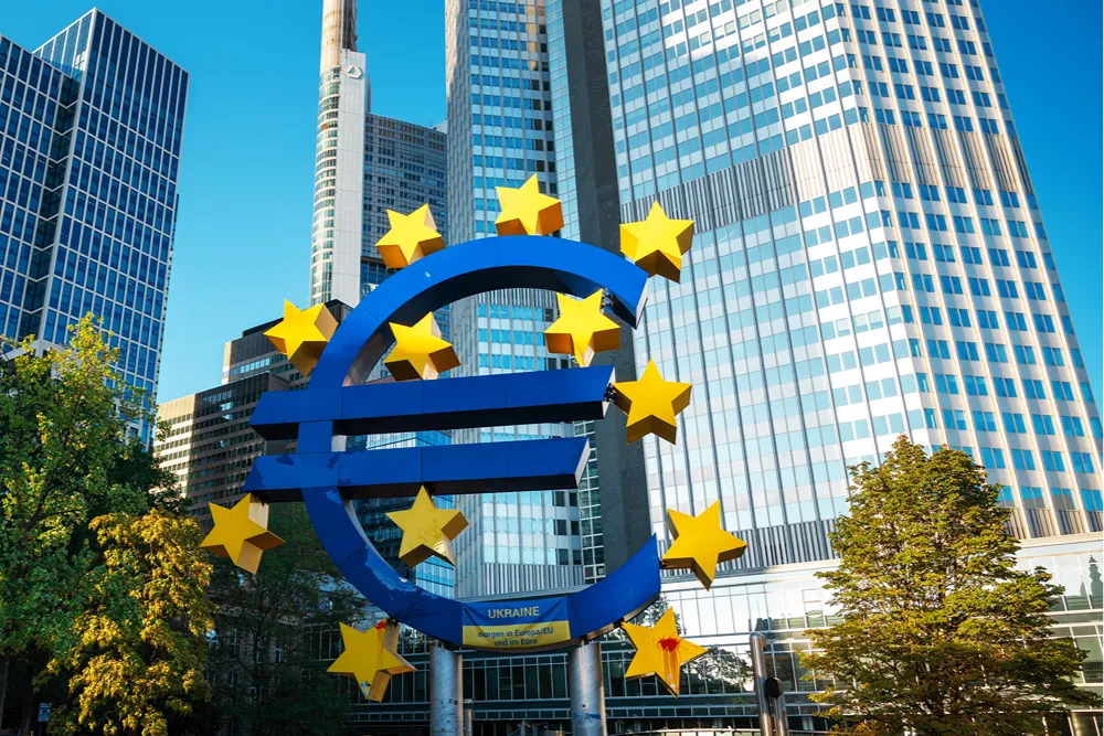 Ukrayna yazılı AB yıldızları ve euro simgesinden oluşan heykel, gökdelenlerin önünde