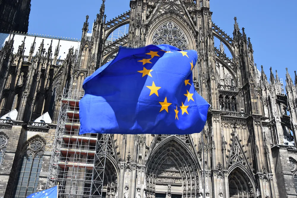 Avrupa Birliği bayrağı, Köln Katedrali'nin önünde dalgalanıyor