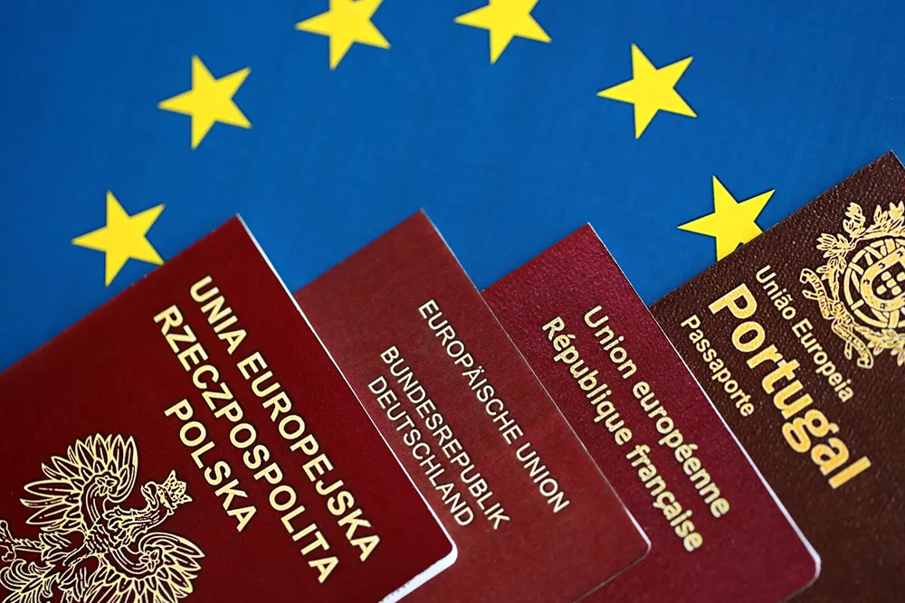 AB bayrağı önünde Polonya, Almanya, Fransa ve Portekiz pasaportları