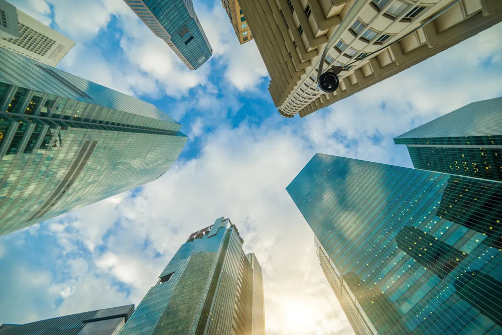 girişim (9) Gökdelenlerin arasından bulutlu gökyüzüne bakan geniş açılı görünüm