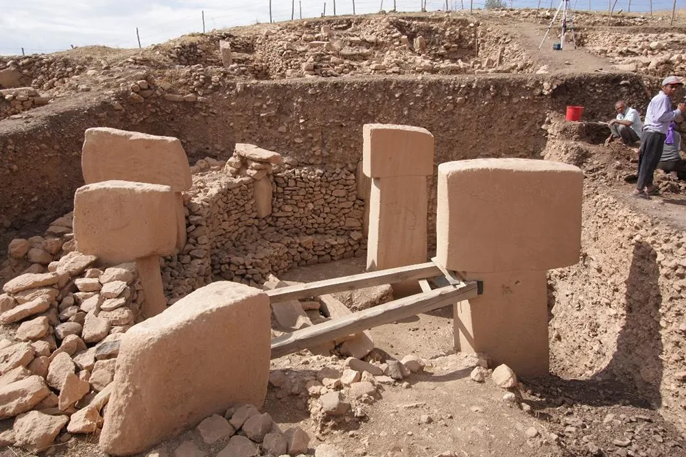 gobeklitepe (25) Arkeolojik kazı alanında ortaya çıkarılan büyük taş sütunlar ve taş duvarlar görülüyor