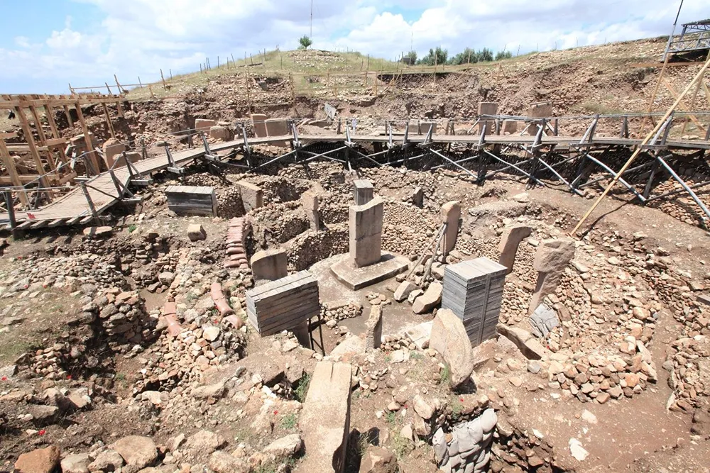 gobeklitepe (29) Ahşap desteklerle çevrili, taş duvar kalıntılarının bulunduğu arkeolojik kazı alanı