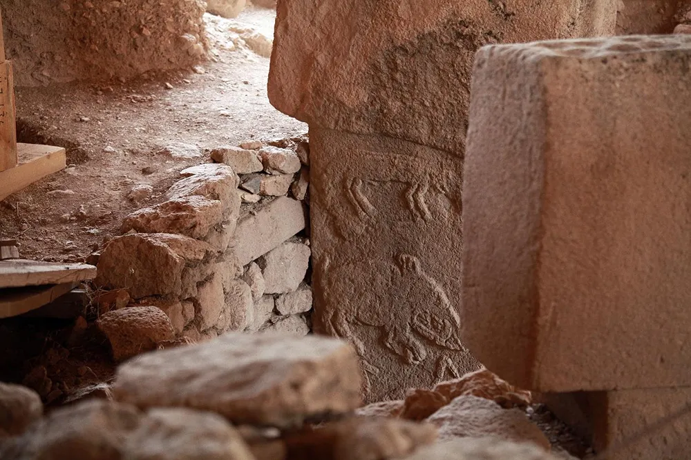 gobeklitepe (39) Arkeolojik alanda, üzerinde kabartma semboller bulunan taş bloklar ve yığma taş duvarlar