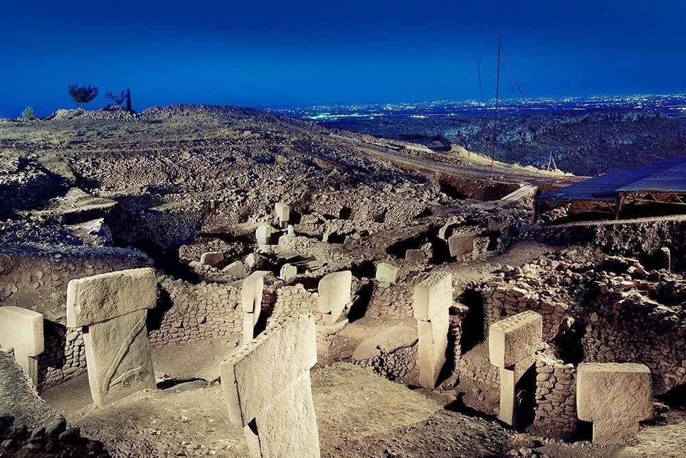 gobeklitepe (42) Taş duvarlar ve dikilitaşlardan oluşan antik bir arkeolojik alanın gece görünümü