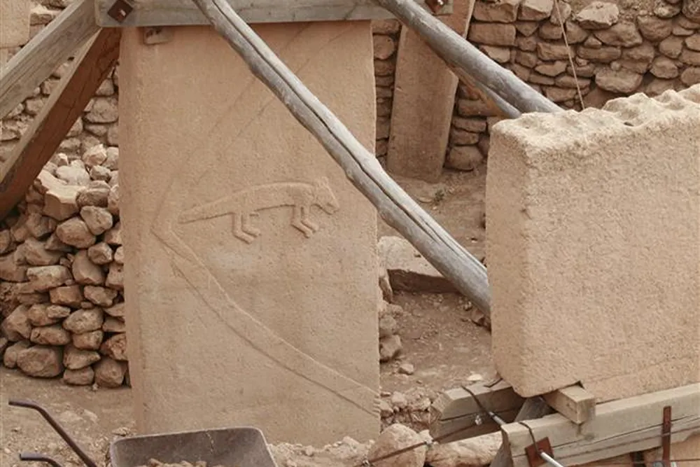 gobeklitepe (49) Arkeolojik kazıda, üzerinde hayvan kabartması bulunan büyük taş dikilitaş