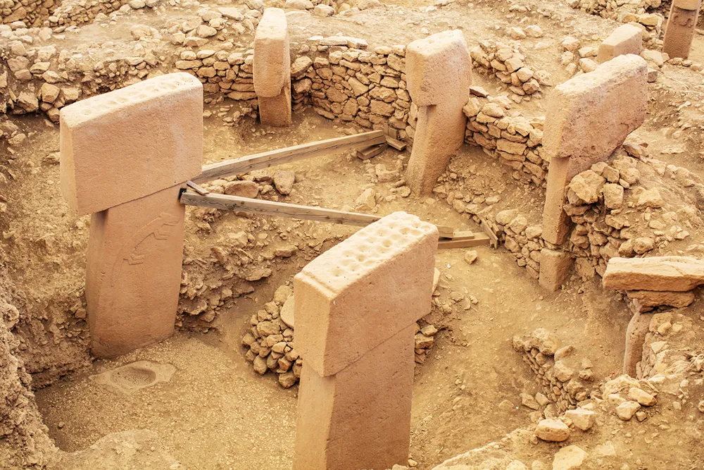 gobeklitepe (56) Kazı alanında ortaya çıkarılmış büyük T biçimli taş sütunlar ve taş duvar kalıntıları