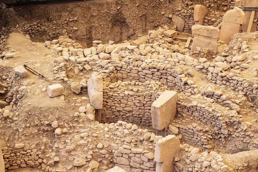 gobeklitepe (62) Arkeolojik kazı alanında taş duvarlı dairesel yapılar ve dikili taşlar