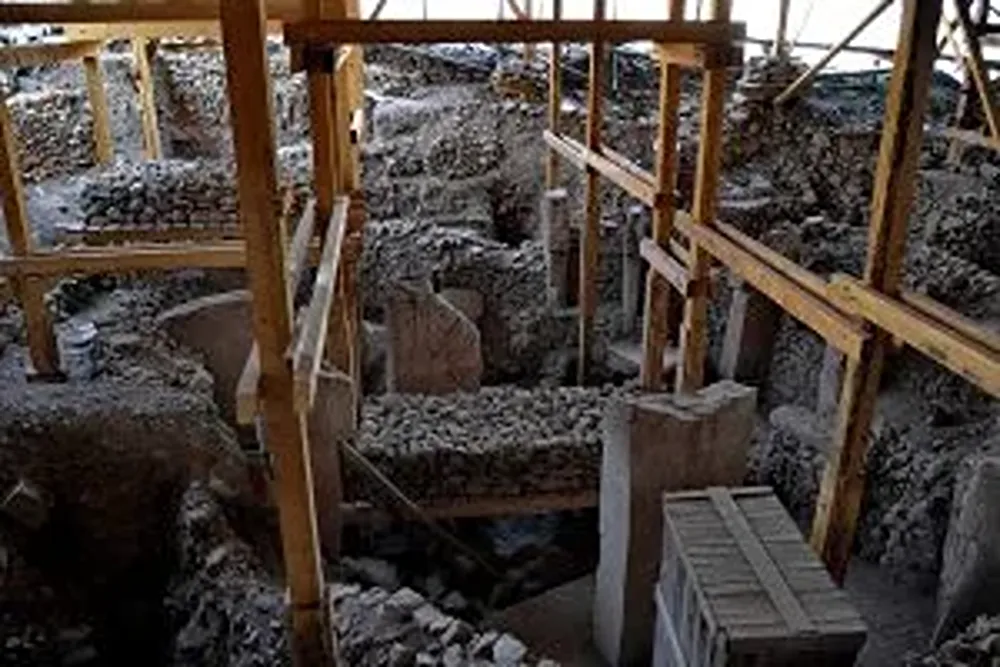 Ahşap desteklerle çevrili kayalık bir kazı alanı