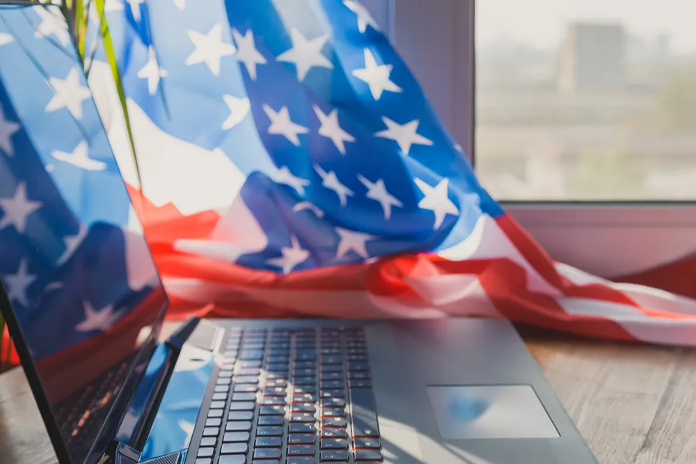 internet (1) Amerikan bayrağına sarılmış bir dizüstü bilgisayar