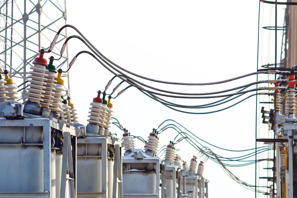 Elektrik trafo merkezinde yalıtkanlar, transformatörler ve birbirine bağlanan enerji kabloları