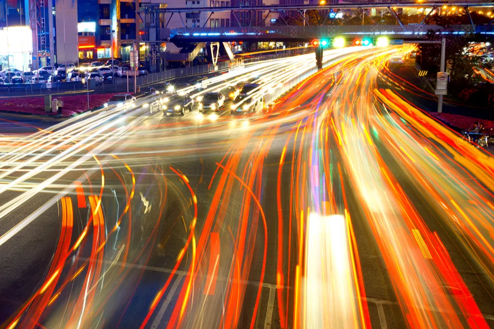 internet (58) Gece şehir trafiğinde uzun pozlamayla oluşan beyaz ve kırmızı ışık izleri