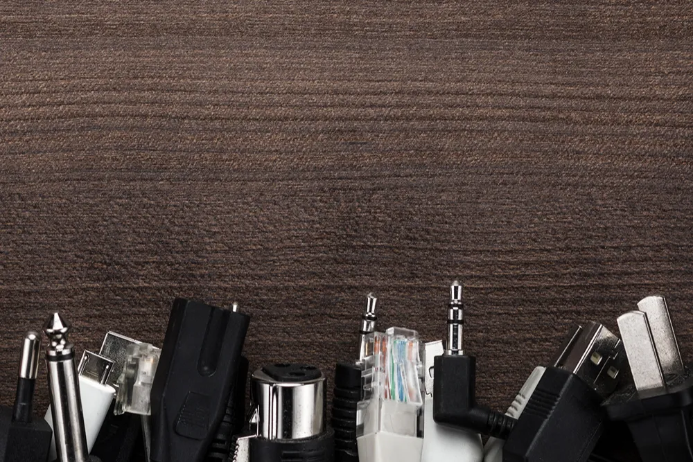 Çeşitli elektronik kablo ve bağlantı uçları