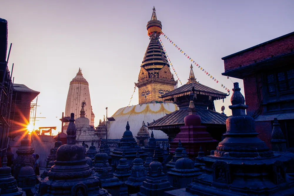 nepal-resimler (100) Gün batımında, çok sayıda küçük stupanın çevrelediği süslü bir tapınak kompleksi ve büyük bir stupa